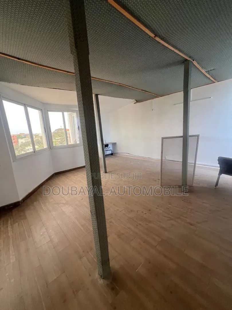 9chbre Villa dans Point E Villa R+4 À, Mermoz Sacré-Cœur à Vendre