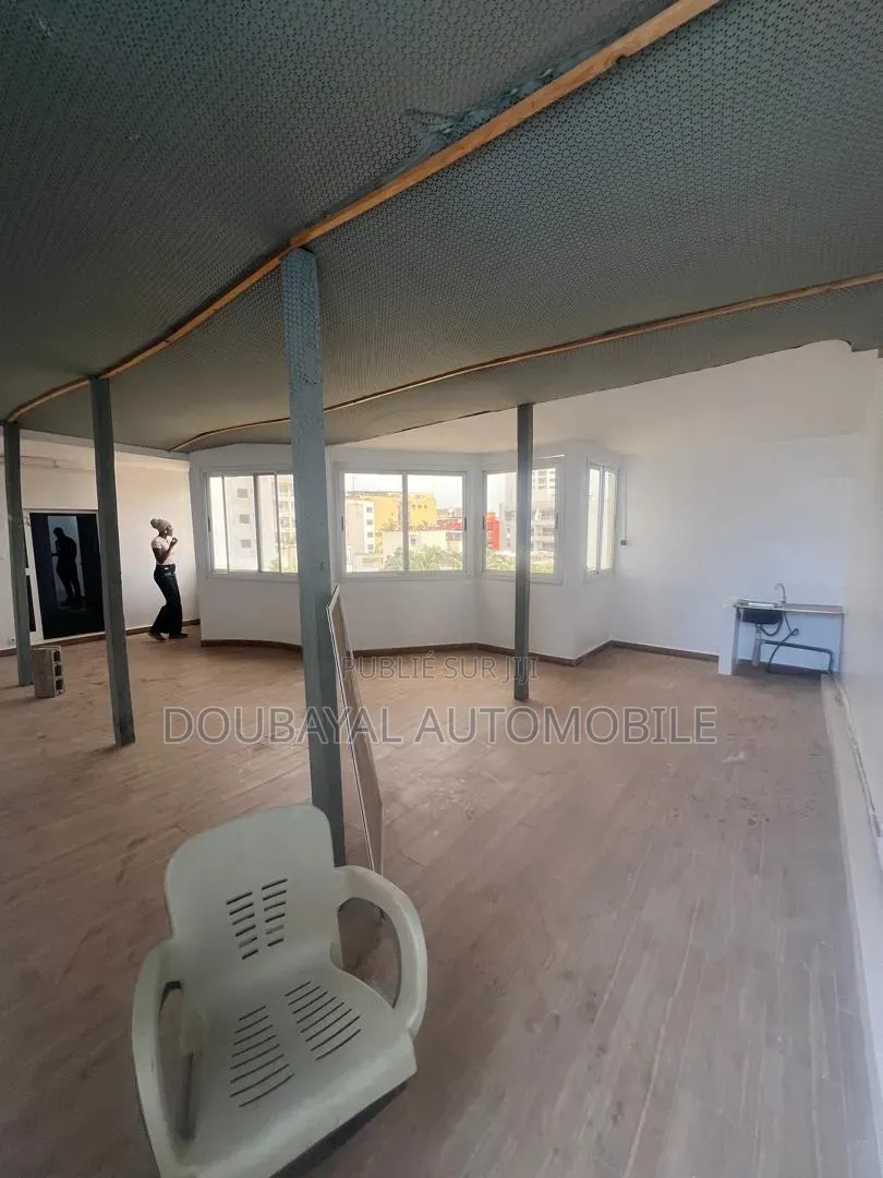 9chbre Villa dans Point E Villa R+4 À, Mermoz Sacré-Cœur à Vendre