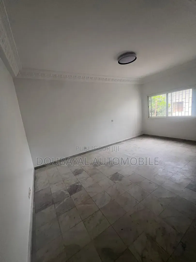 9chbre Villa dans Point E Villa R+4 À, Mermoz Sacré-Cœur à Vendre