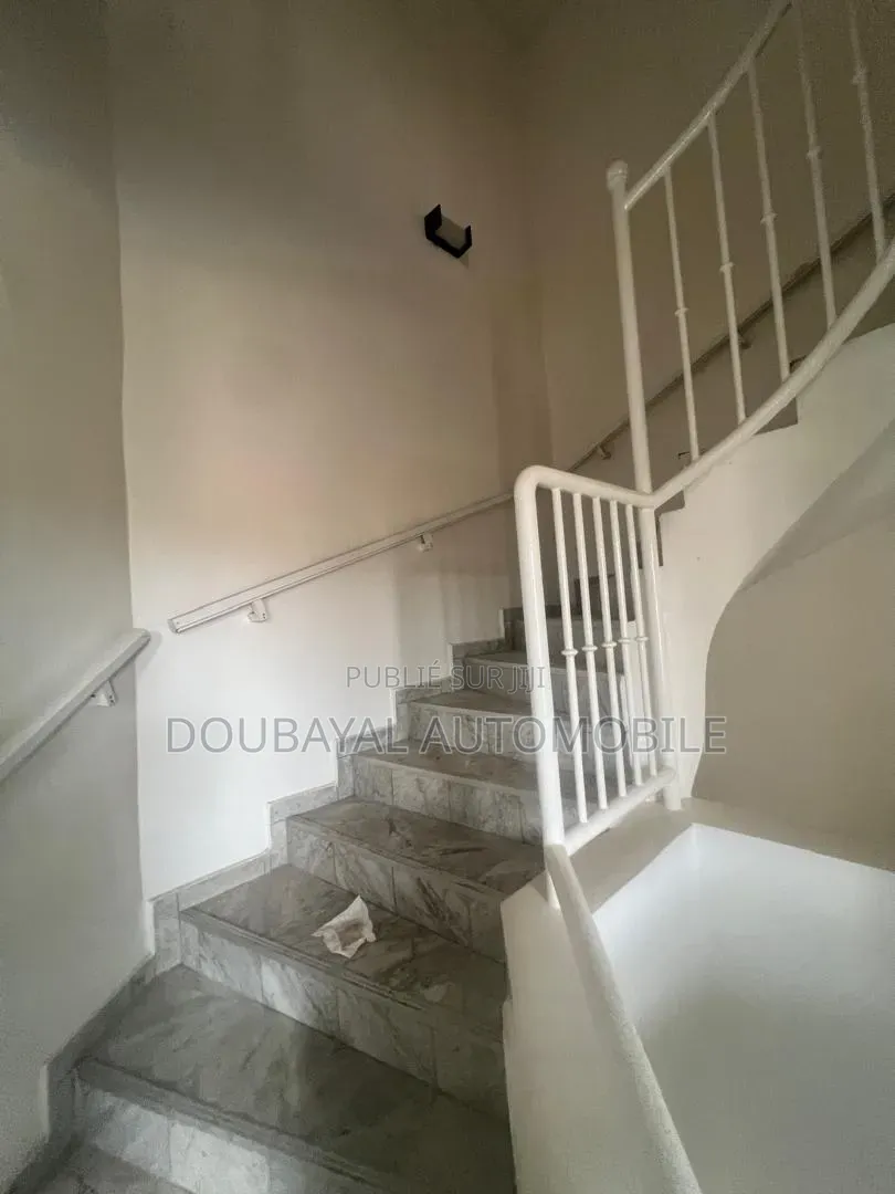 9chbre Villa dans Point E Villa R+4 À, Mermoz Sacré-Cœur à Vendre