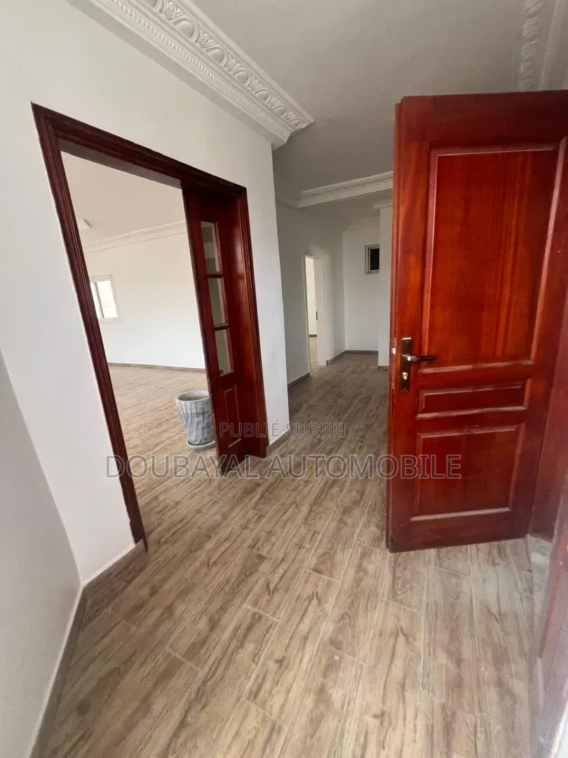 9chbre Villa dans Point E Villa R+4 À, Mermoz Sacré-Cœur à Vendre