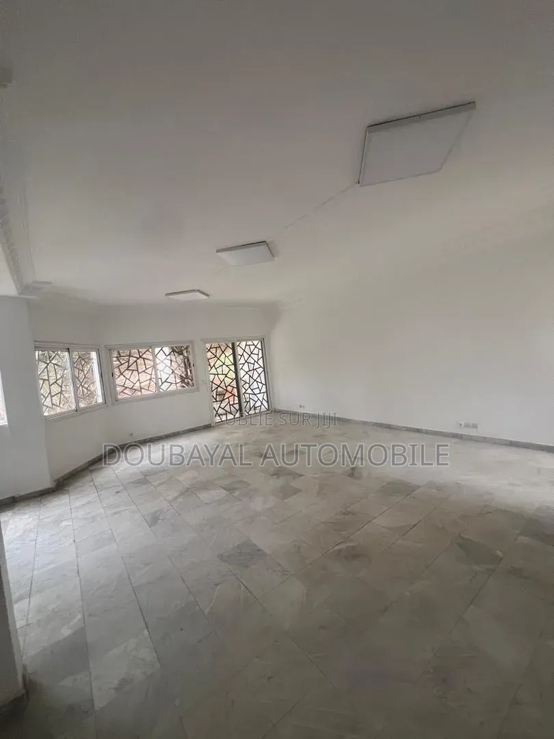 9chbre Villa dans Point E Villa R+4 À, Mermoz Sacré-Cœur à Vendre