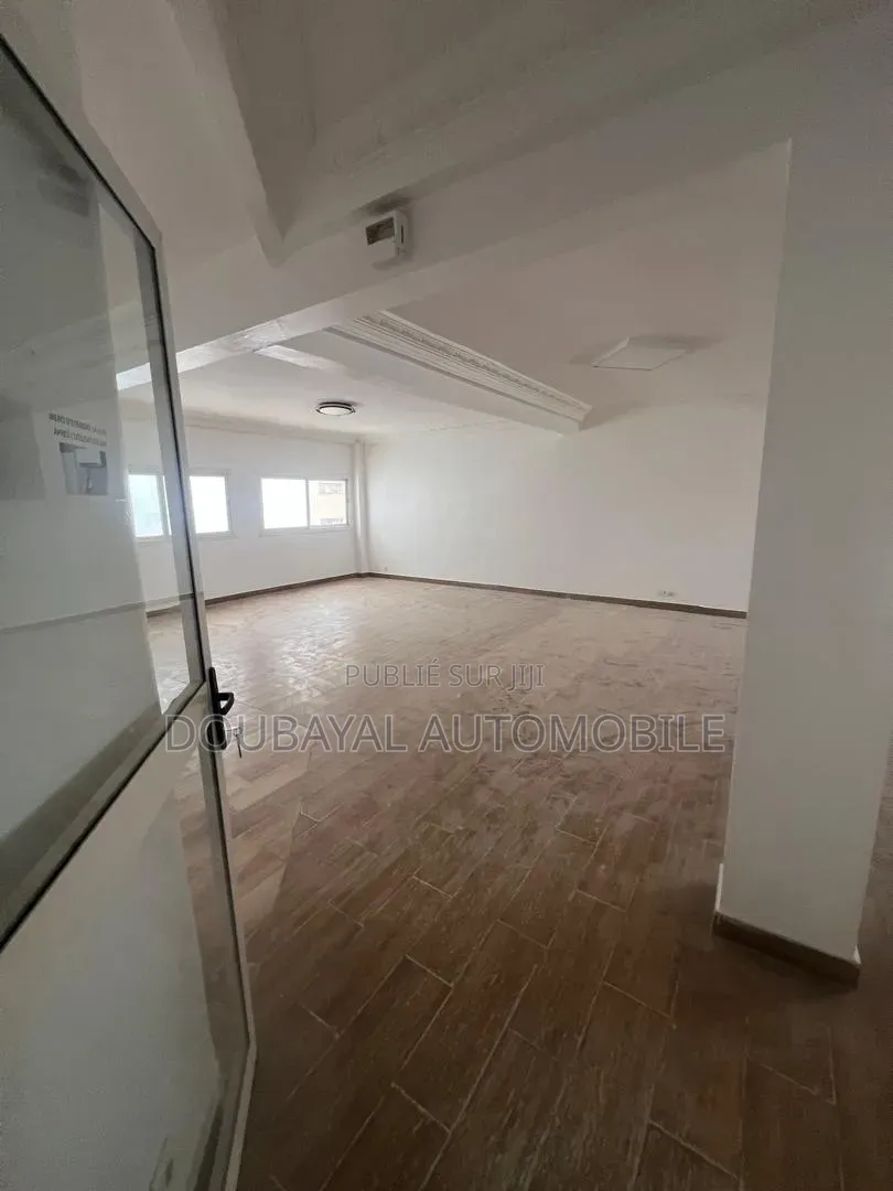 9chbre Villa dans Point E Villa R+4 À, Mermoz Sacré-Cœur à Vendre