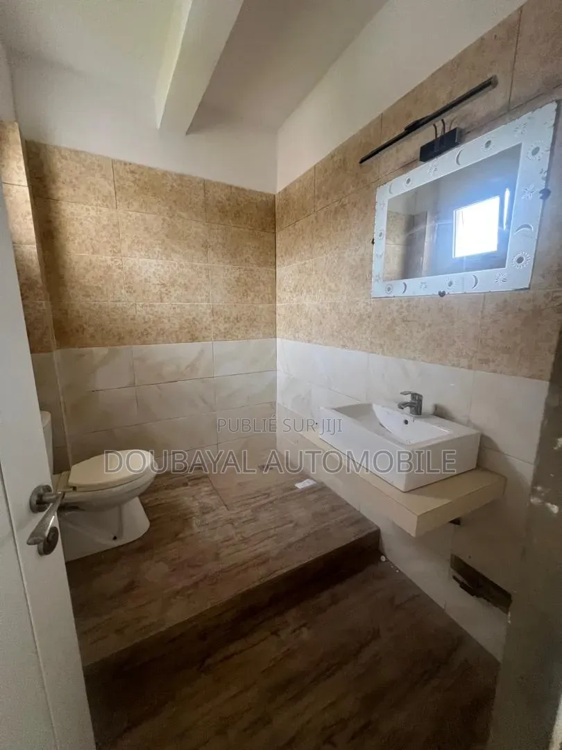 9chbre Villa dans Point E Villa R+4 À, Mermoz Sacré-Cœur à Vendre