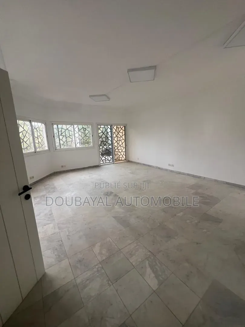 9chbre Villa dans Point E Villa R+4 À, Mermoz Sacré-Cœur à Vendre