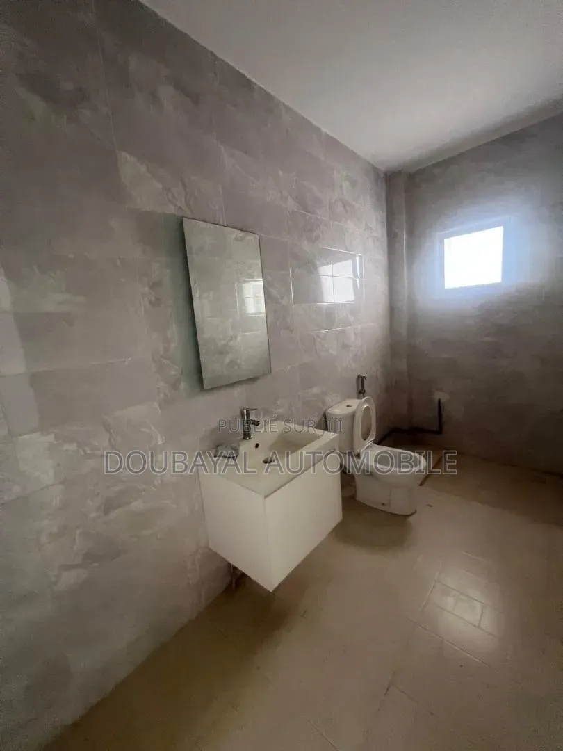 9chbre Villa dans Point E Villa R+4 À, Mermoz Sacré-Cœur à Vendre