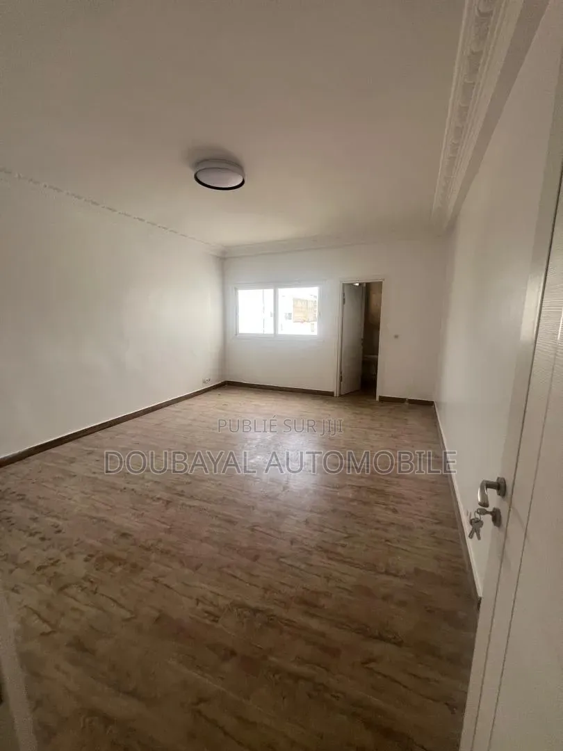 9chbre Villa dans Point E Villa R+4 À, Mermoz Sacré-Cœur à Vendre