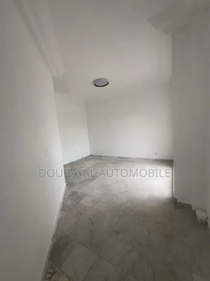 9chbre Villa dans Point E Villa R+4 À, Mermoz Sacré-Cœur à Vendre
