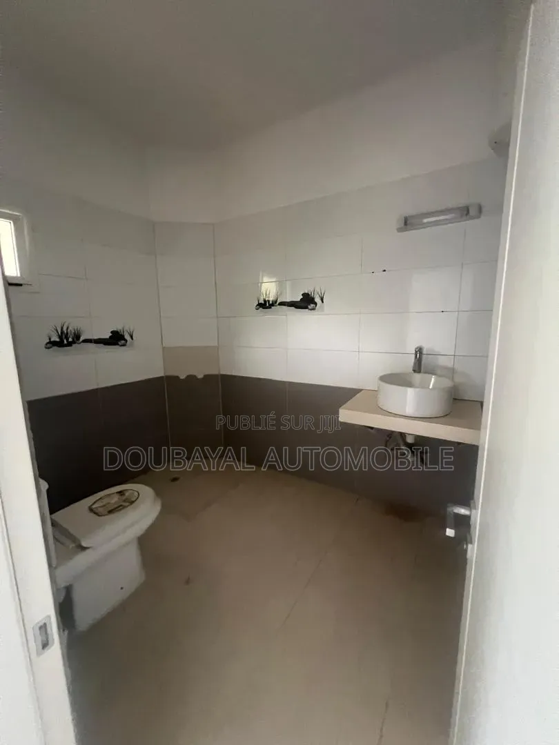9chbre Villa dans Point E Villa R+4 À, Mermoz Sacré-Cœur à Vendre