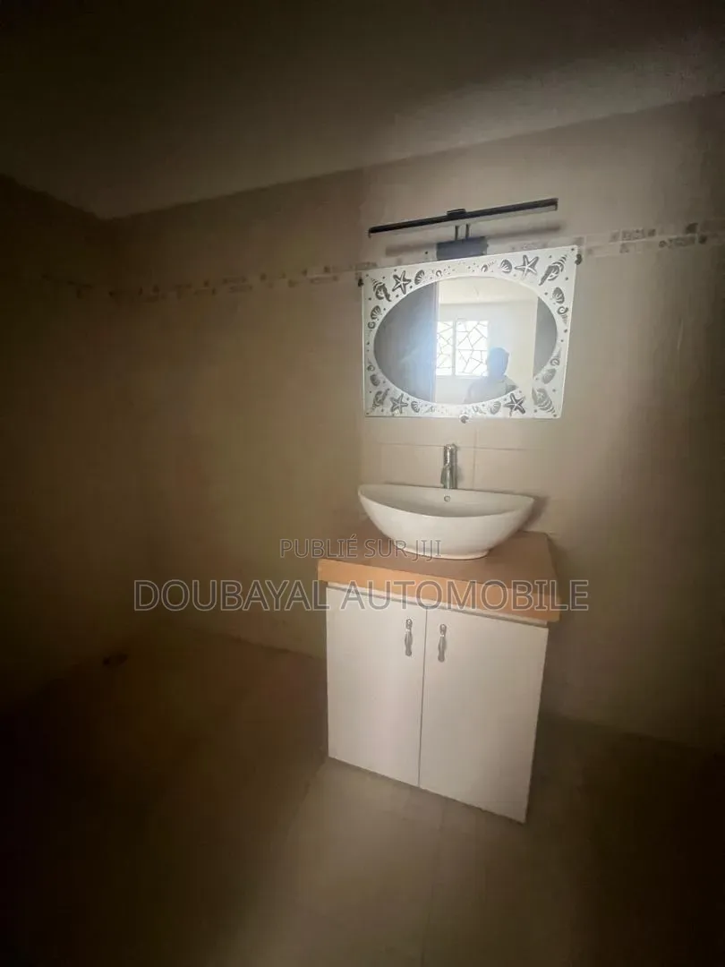 9chbre Villa dans Point E Villa R+4 À, Mermoz Sacré-Cœur à Vendre