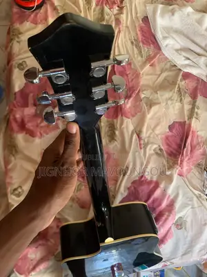 Guitar À Vendre