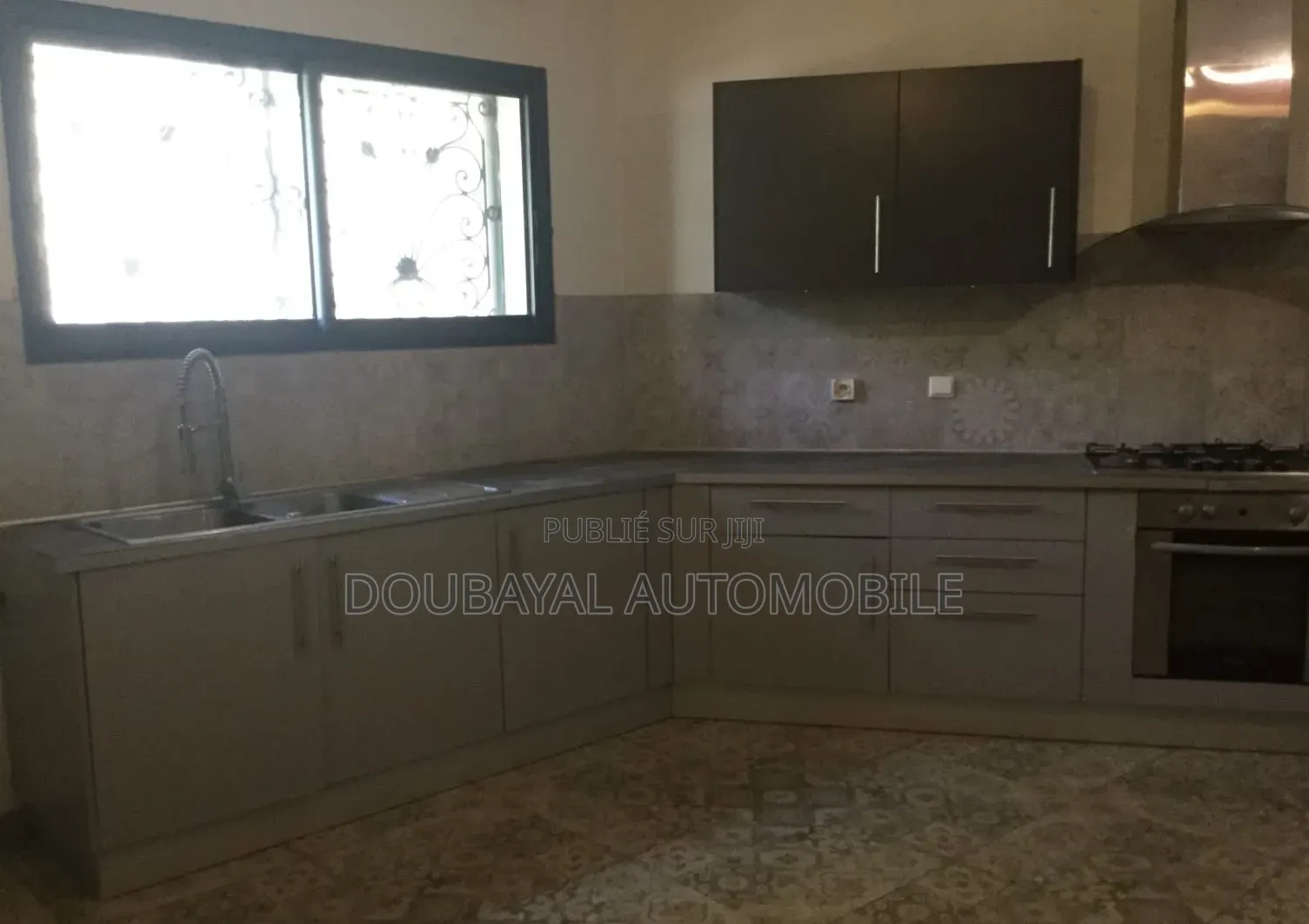 4chbre Villa dans +Villa À Vendre Ngor à Vendre