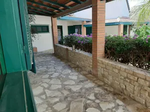 4chbre Villa dans +Villa À Vendre Ngor à Vendre