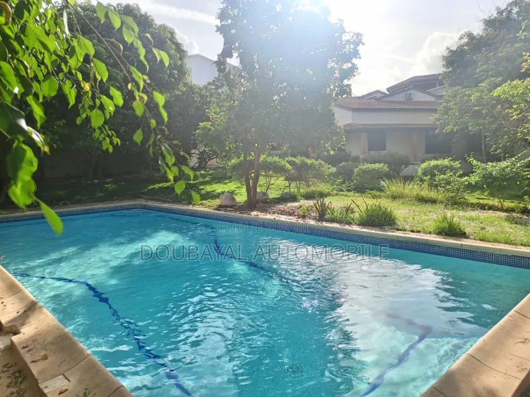 4chbre Villa dans +Villa À Vendre Ngor à Vendre
