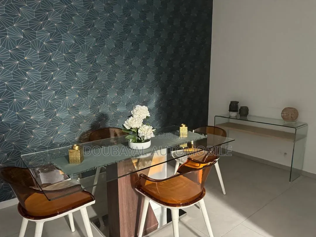 Meublé 2chbre Appartement dans Apparemment À Vendre à Vendre