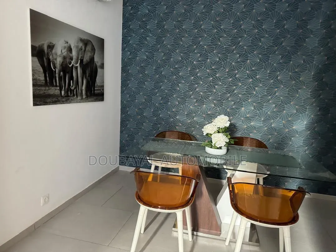 Meublé 2chbre Appartement dans Apparemment À Vendre à Vendre
