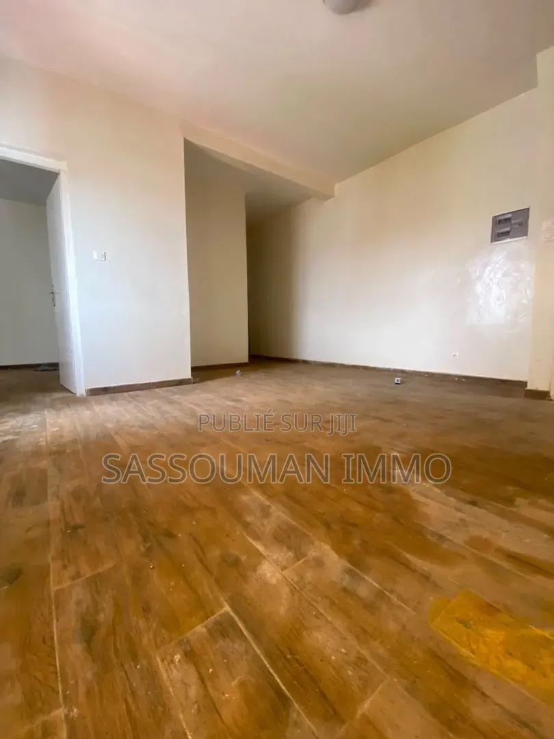 3chbre Appartement dans F3, Ngor à Louer