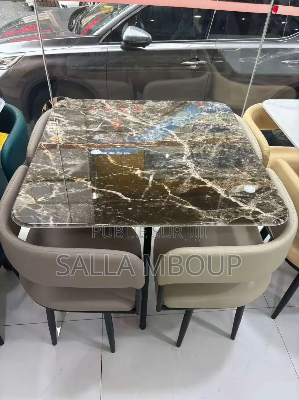 Table À Manger Avec Quatre Places