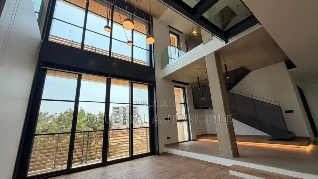 3chbre Appartement dans Triplex À Louer, Ouakam à Louer