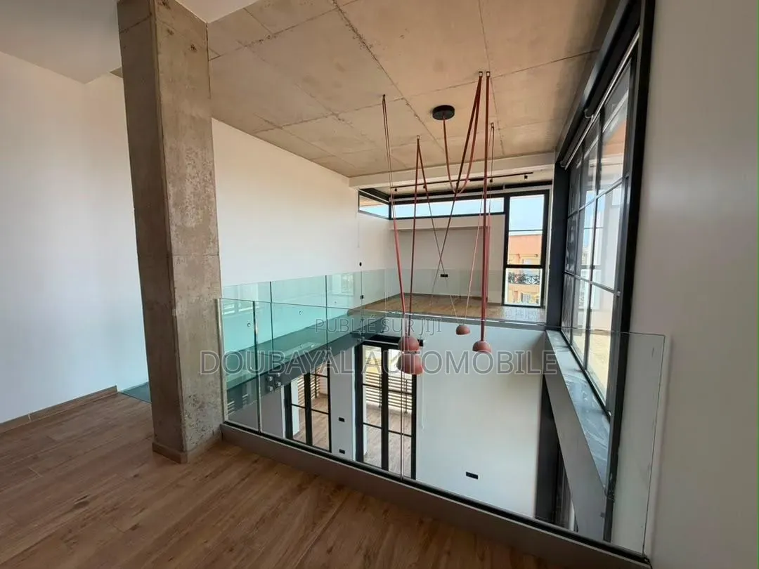 3chbre Appartement dans Triplex À Louer, Ouakam à Louer