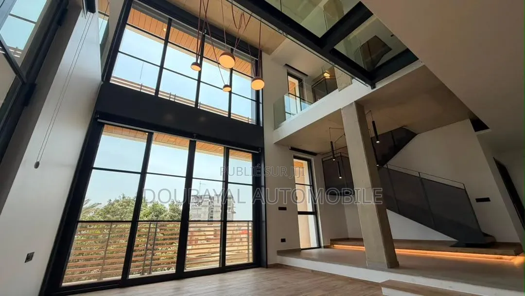 3chbre Appartement dans Triplex À Louer, Ouakam à Louer