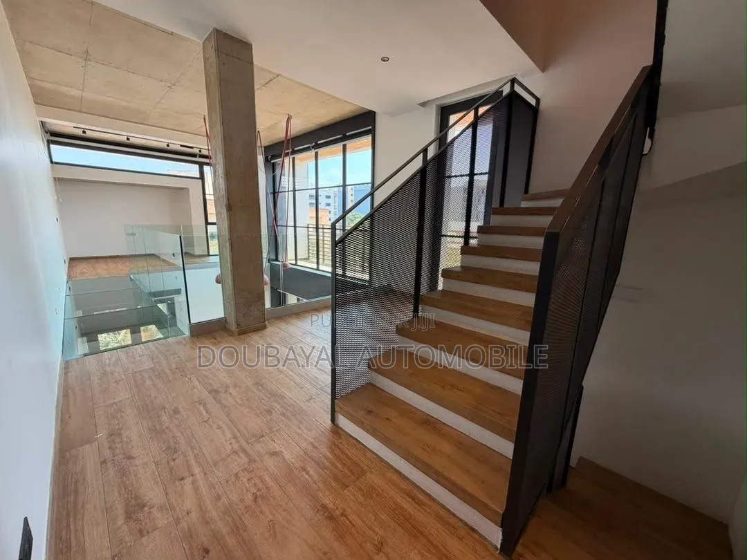 3chbre Appartement dans Triplex À Louer, Ouakam à Louer
