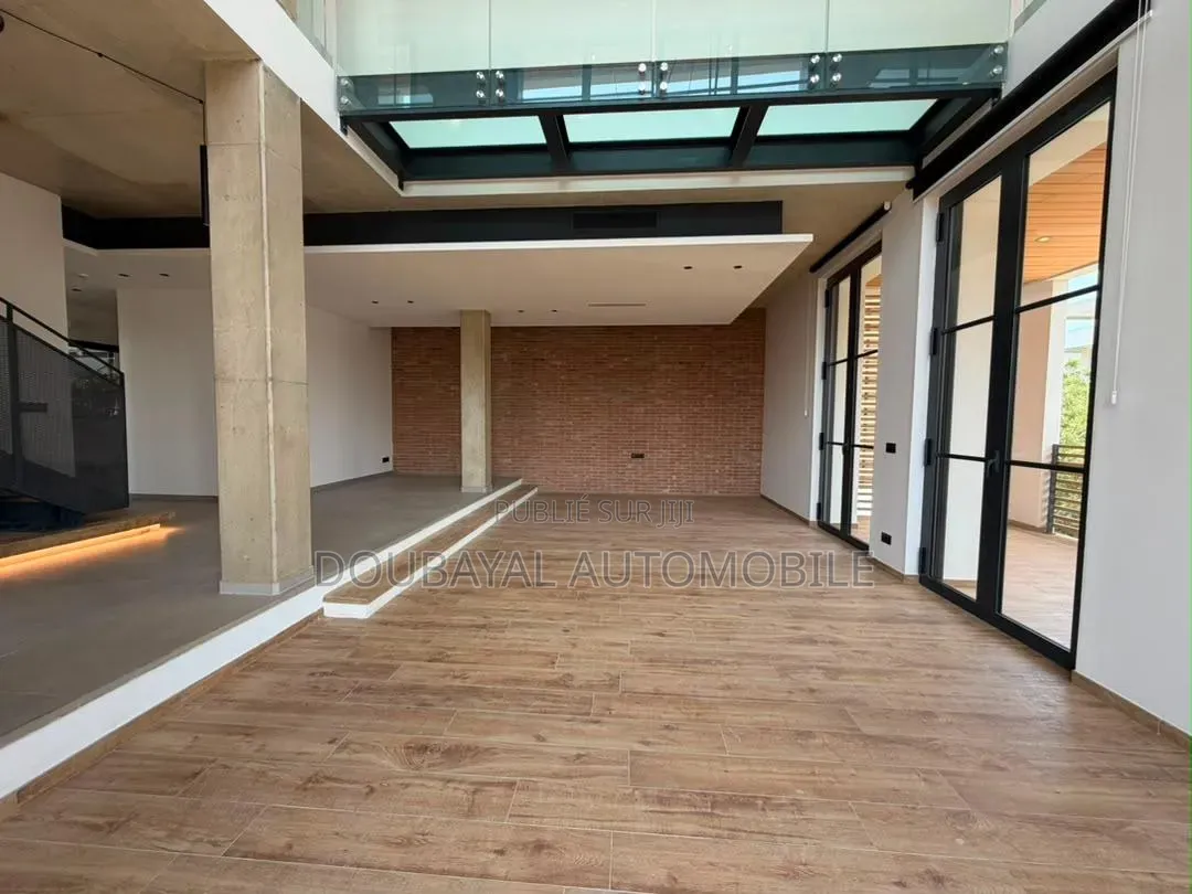 3chbre Appartement dans Triplex À Louer, Ouakam à Louer