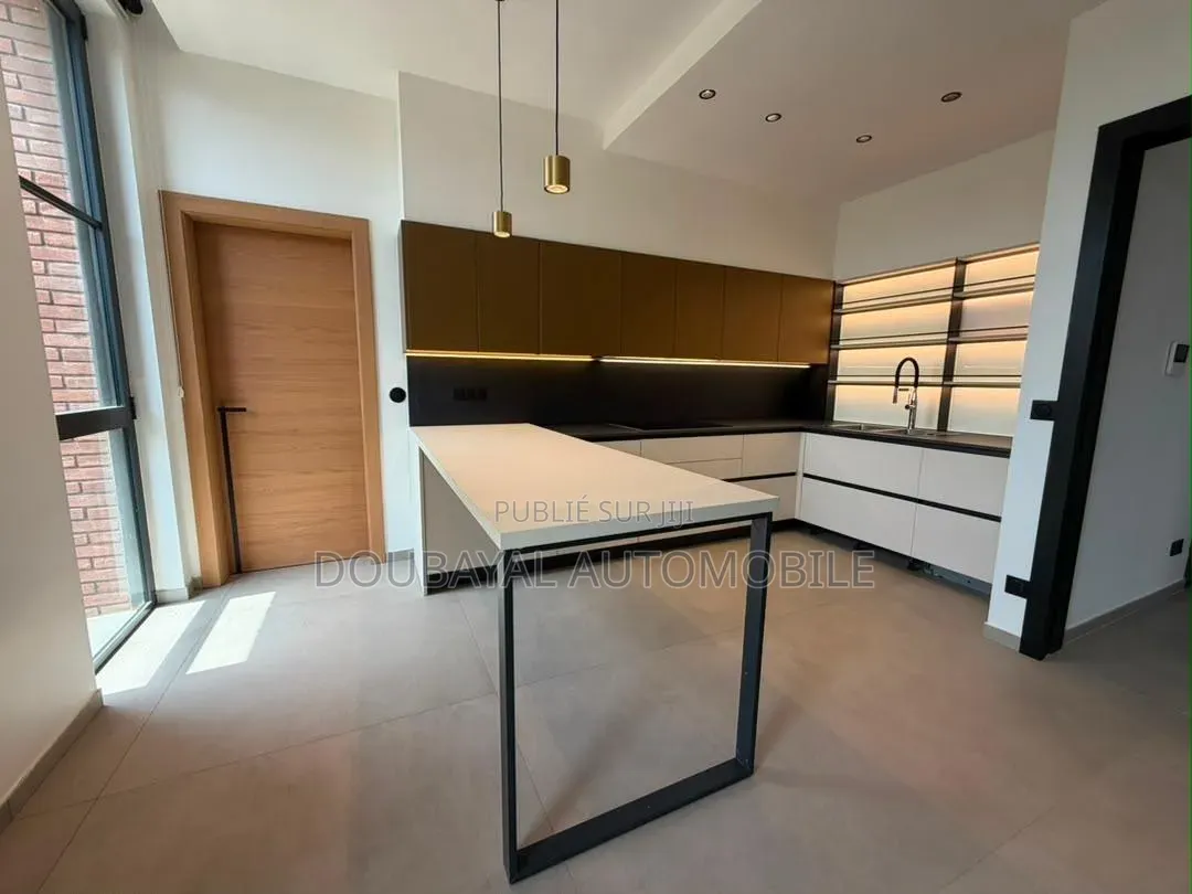 3chbre Appartement dans Triplex À Louer, Ouakam à Louer
