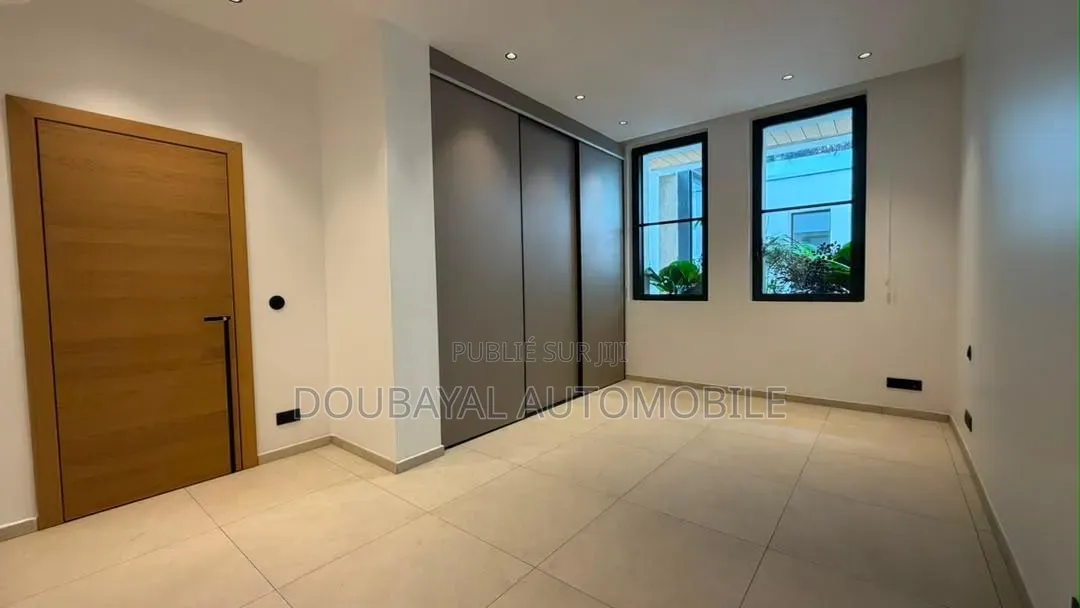 3chbre Appartement dans Triplex À Louer, Ouakam à Louer