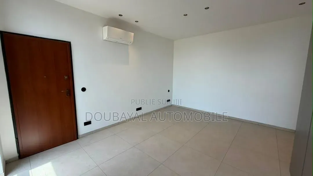 3chbre Appartement dans Triplex À Louer, Ouakam à Louer