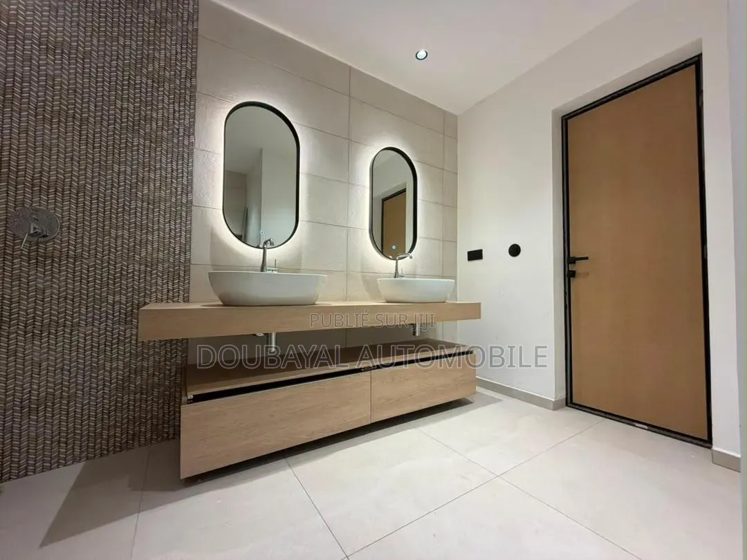 3chbre Appartement dans Triplex À Louer, Ouakam à Louer