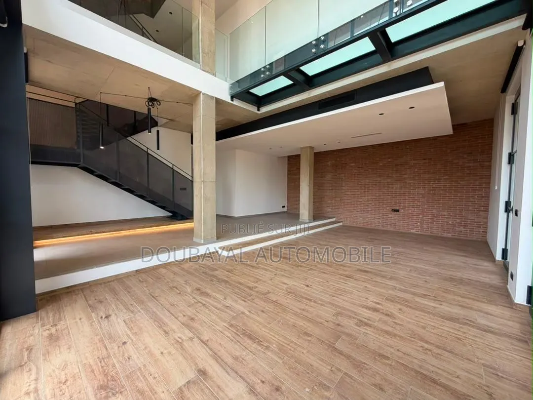 3chbre Appartement dans Triplex À Louer, Ouakam à Louer