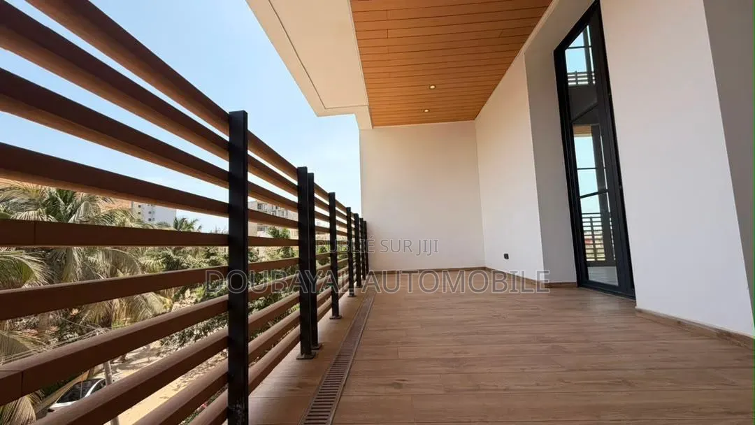 3chbre Appartement dans Triplex À Louer, Ouakam à Louer