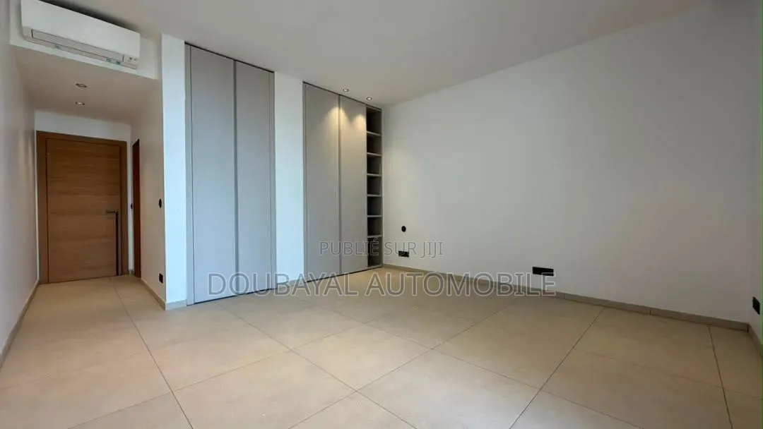 3chbre Appartement dans Triplex À Louer, Ouakam à Louer