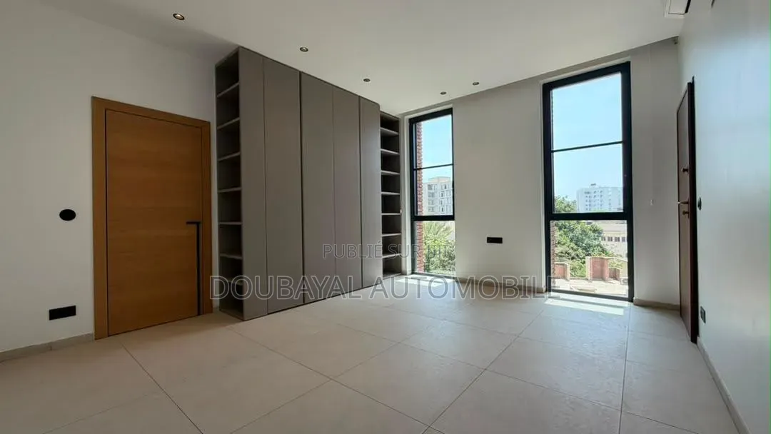 3chbre Appartement dans Triplex À Louer, Ouakam à Louer