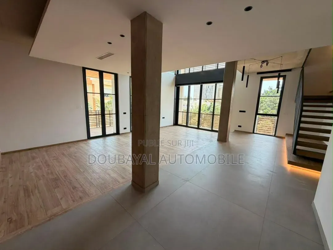 3chbre Appartement dans Triplex À Louer, Ouakam à Louer