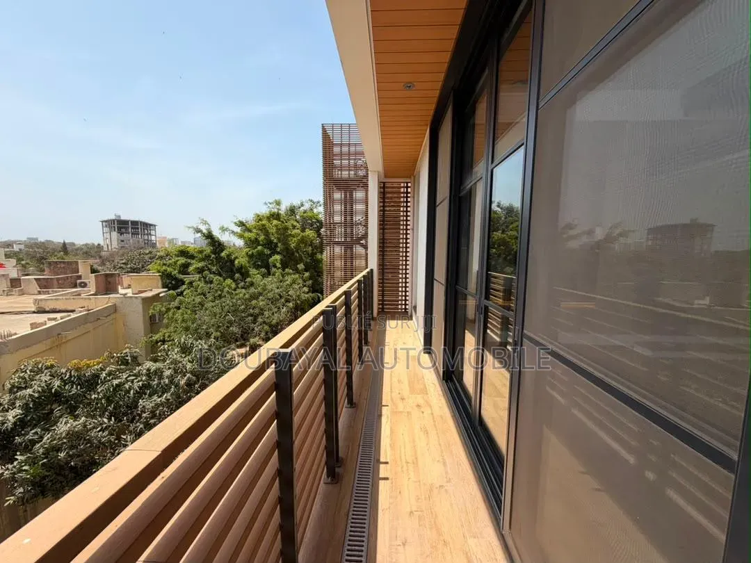 3chbre Appartement dans Triplex À Louer, Ouakam à Louer