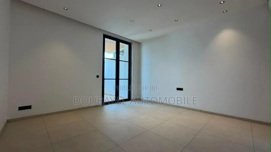 3chbre Appartement dans Triplex À Louer, Ouakam à Louer