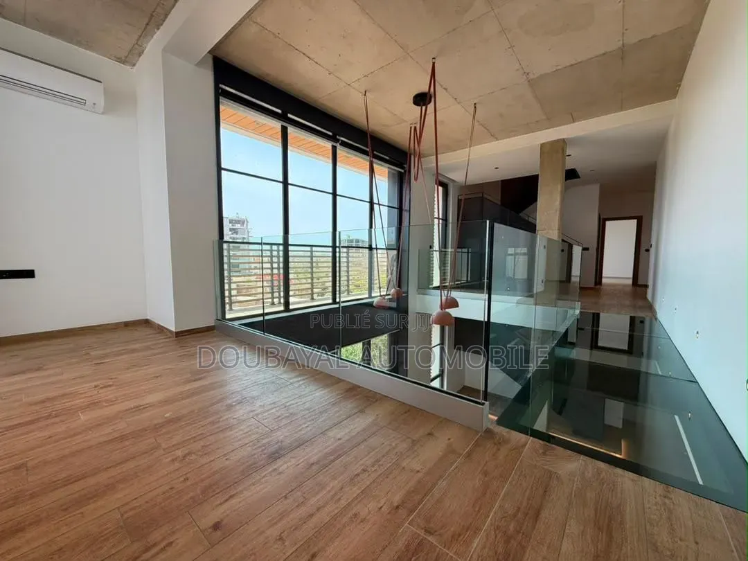 3chbre Appartement dans Triplex À Louer, Ouakam à Louer