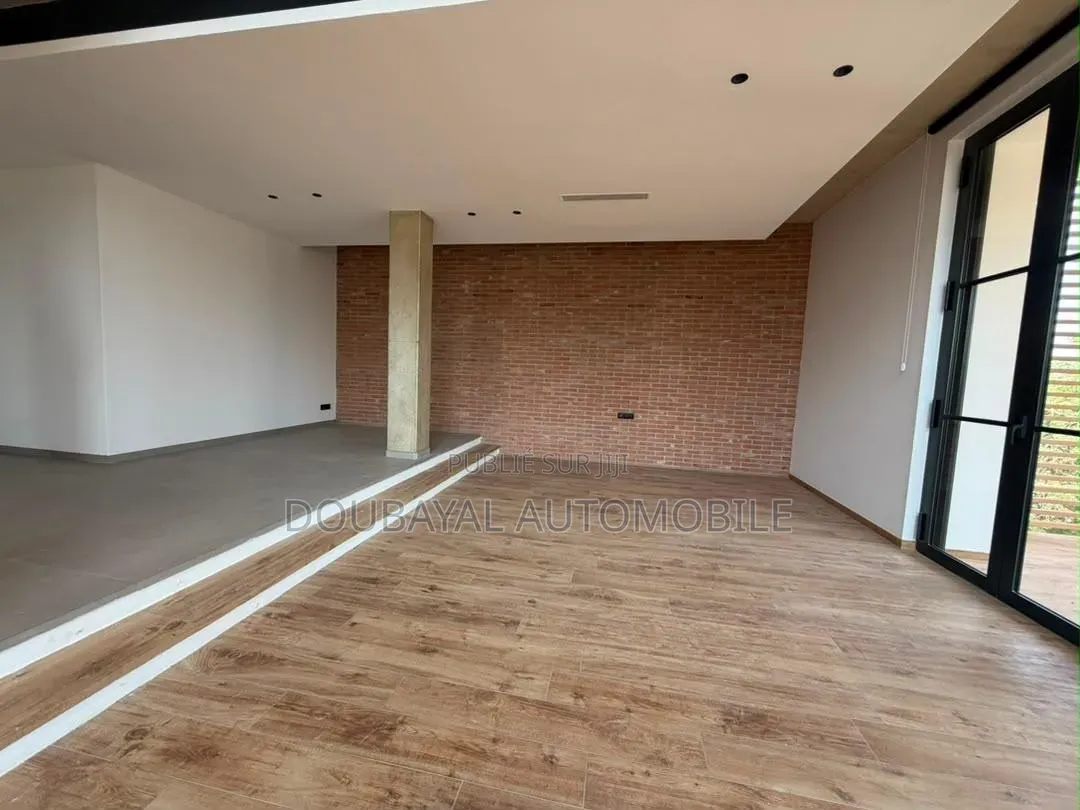 3chbre Appartement dans Triplex À Louer, Ouakam à Louer