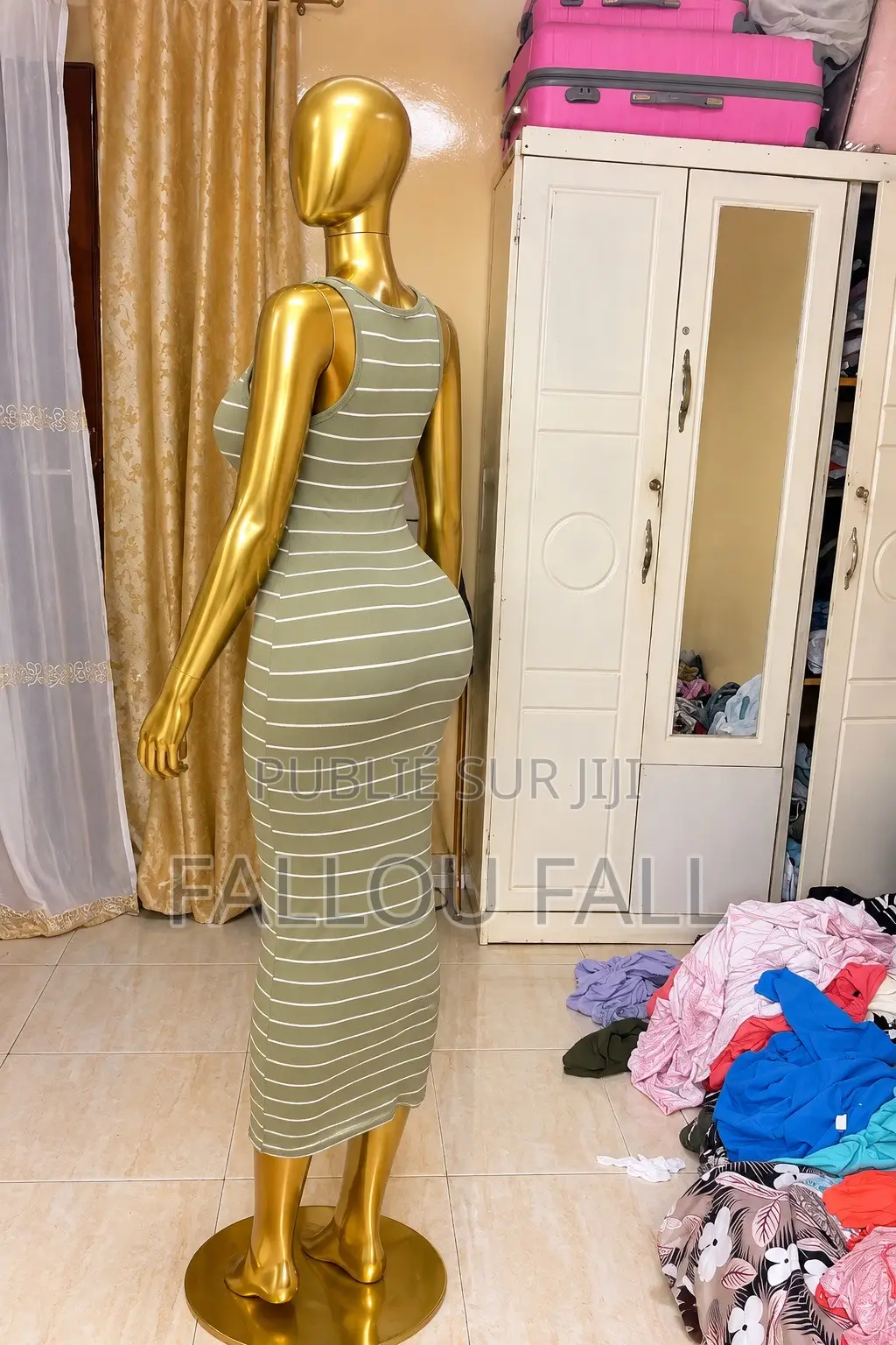 Friperie Femmes Robes Ensemble Vêtements Tendances