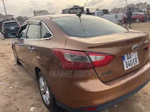 Ford Focus SE 5-Door 2013 Doré
