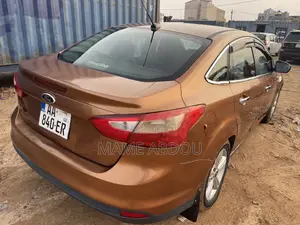 Ford Focus SE 5-Door 2013 Doré