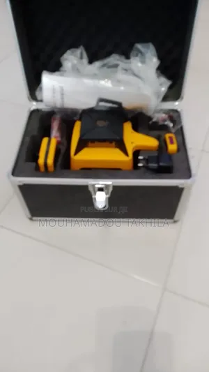 Niveau Laser Rotatif Autonivelant VEVOR De Couleur Jaune Et Noire