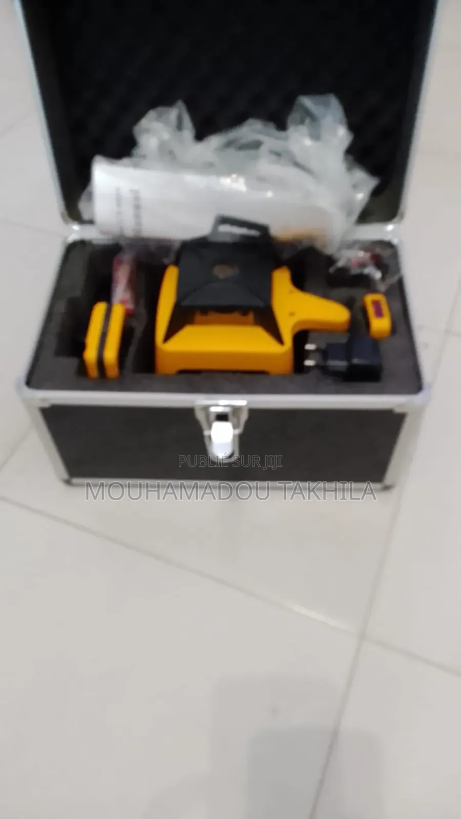 Niveau Laser Rotatif Autonivelant VEVOR De Couleur Jaune Et Noire