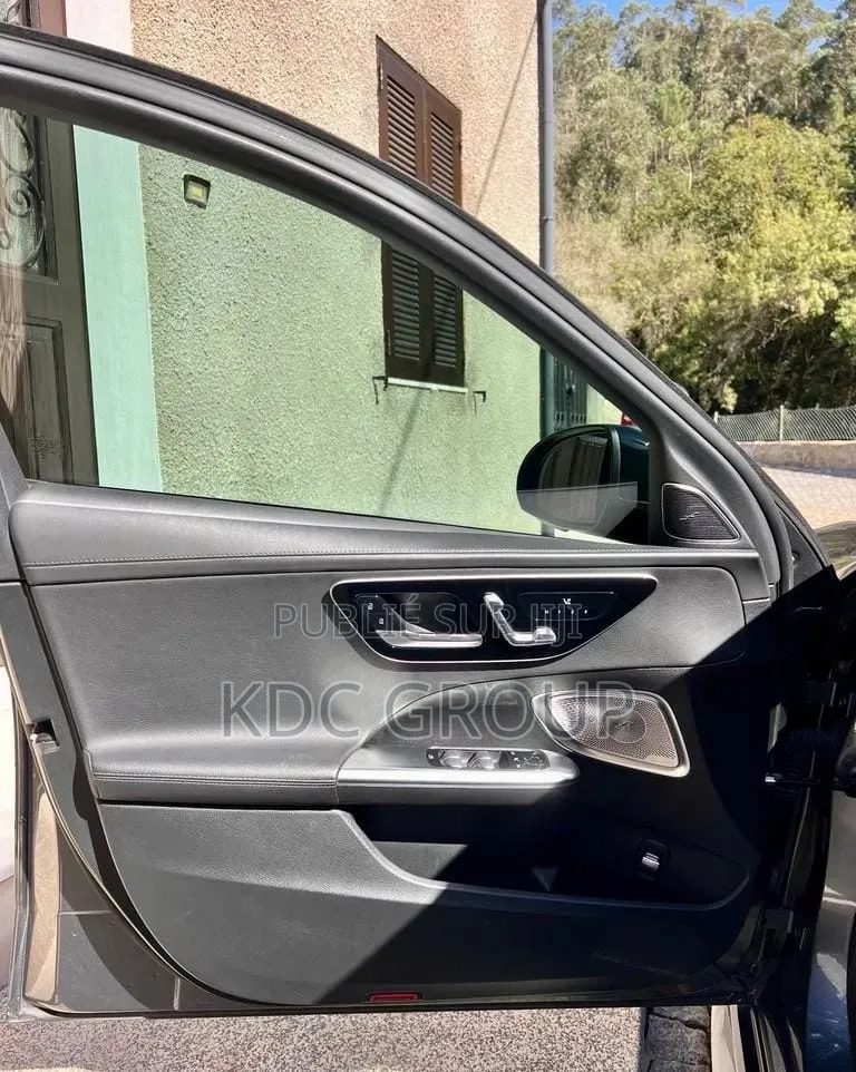 Mercedes-Benz C300 2024 Gris