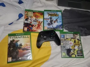 Une Manette Xbox Series Et Une Manette Playstation 5 Plus 4 CD