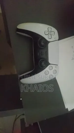 Une Manette Xbox Series Et Une Manette Playstation 5 Plus 4 CD