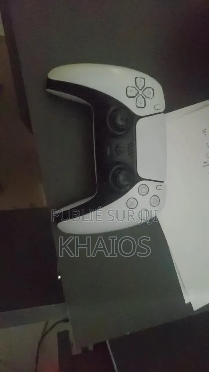 Une Manette Xbox Series Et Une Manette Playstation 5 Plus 4 CD