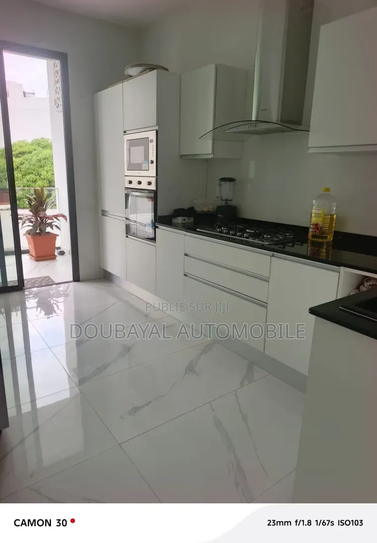 Meublé 4chbre Appartement dans Appartement Point E  à Louer